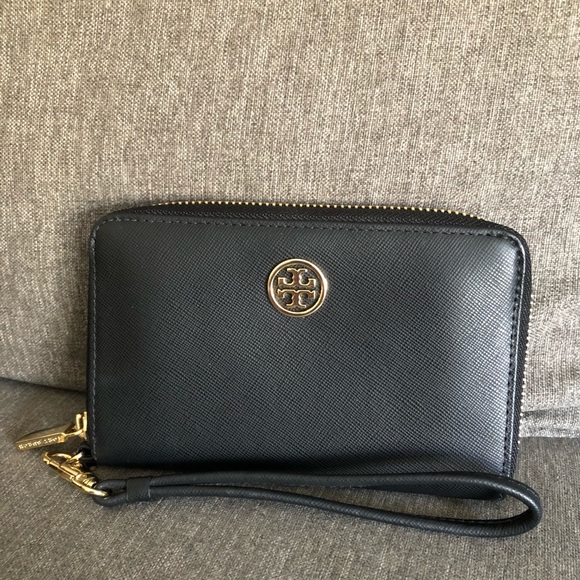 Tory Burch Handbags - Tory Burch Robinson Wristlet